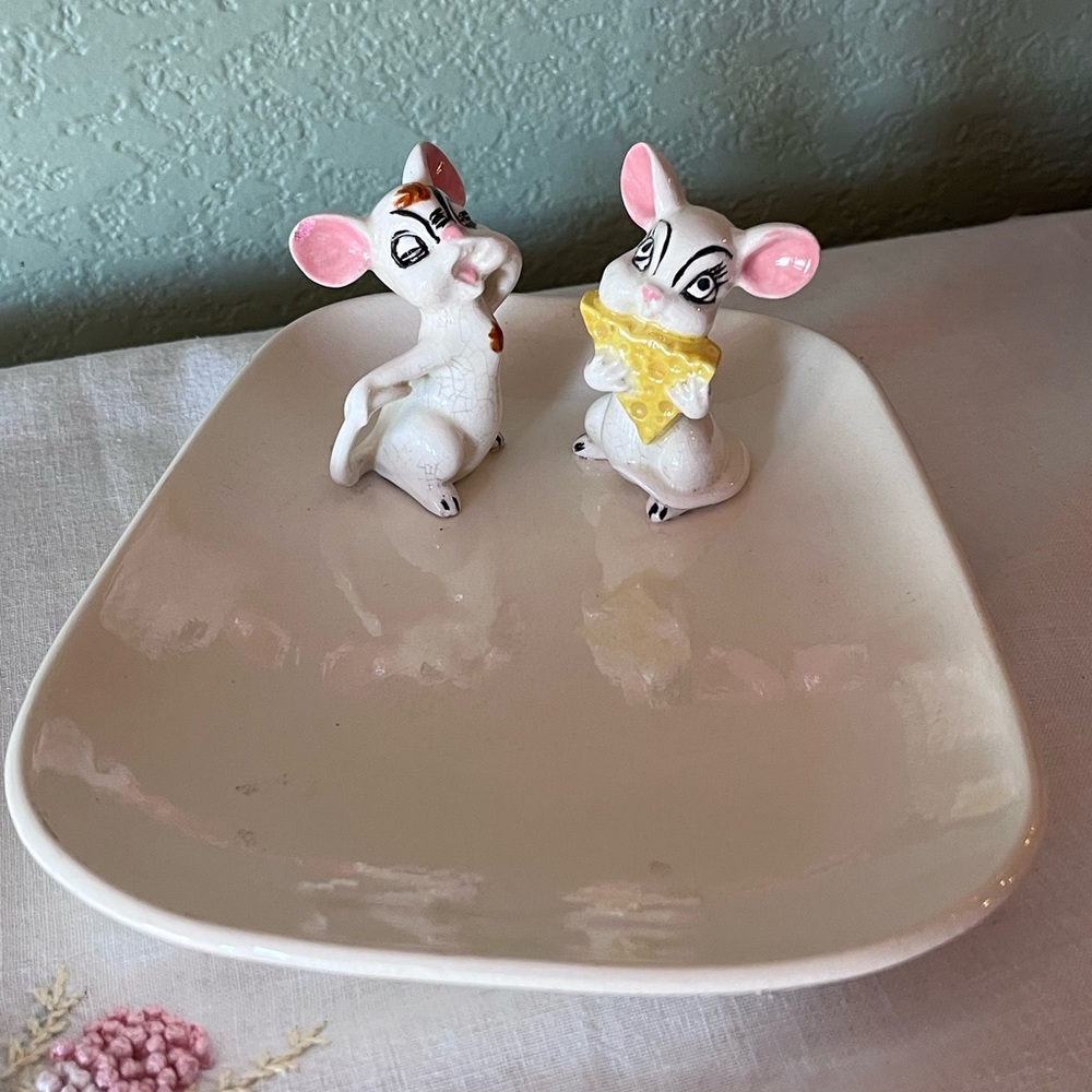 🐭🧀 Adorable Vintage 1965 MCM Cheese Platter – Hand-Painted Mice Design